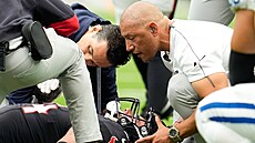 Houtonský Jarrett Patterson, centr v americkém fotbale, z�stává pod dohledem...