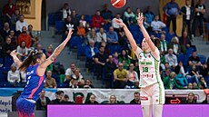 Kateina Galíková stílí za ti body v zápase EuroCupu proti panlskému...