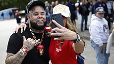 Rapper Forgiato Blow pózuje na fotografii p�ed p�edvolebním shromá�d�ním...