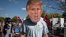 Fanou�ek Donalda Trumpa s jeho maskou p�i �ekání na mítink (23. �íjna 2024)