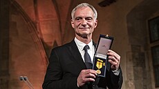 Medaili za zásluhy 1. stupn panu Ivanu Trojanovi, divadelnímu, filmovému,...