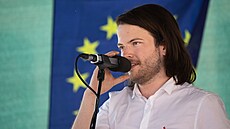 eský noviná Ray Baseley.