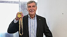 Bývalý cyklista Jií Daler ukazuje svou zlatou medaili z her v Tokiu 1964.