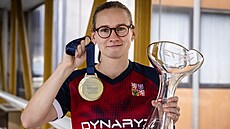Stolní tenistka Hana Matelová pózuje s medailí a trofejí pro mistryni Evropy ve...