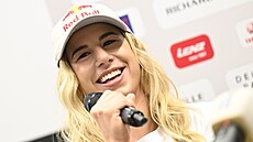 Lyaka a snowboardistka Ester Ledecká hovoí na pedsezonní tiskové konferenci.