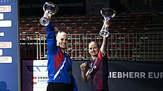 Stolní tenistky Hana Matelová (vpravo) a Slovenka Barbora Baláová pózují s...