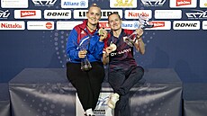 Stolní tenistky Hana Matelová (vpravo) a Slovenka Barbora Baláová pózují s...