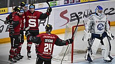 Radost hokejist Sparty po pátém gólu proti Vítkovicím.