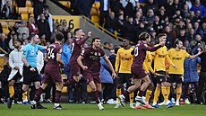 Rozhodí Chris Kavanagh (vlevo) po konzultaci s VAR potvrdil vítzný gól...