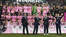 Gianni Infantino, prezident FIFA, p�ed hrá�i, a fanou�ky oznamuje, �e si Inter...