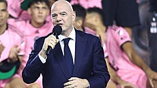 Gianni Infantino, prezident FIFA, p�ed hrá�i, a fanou�ky oznamuje, �e si Inter...