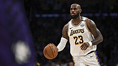 LeBron James z Los Angeles Lakers sleduje situaci p�ed sebou b�hem utkání proti...