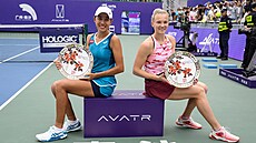 Kate�ina Siniaková (vpravo) a �í�anka �ang �uaj pózují s trofejí po vít�zství...