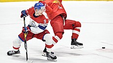 David Sklenika bojuje o puk s Rusem Nikitou Kuerovem.