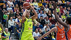 Brionna Jonesová z USK Praha zakonuje bhem utkání Euroligy proti Valencii.