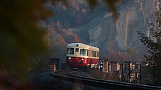 Motorový v�z M240.0100, který v barvách podzimu projí�dí p�es most nedaleko...