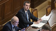 Ministr pr�myslu Luká� Vl�ek a ministr zdravotnicví Vlastimil Válek p�i...