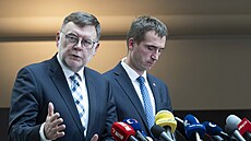 Ministr financí Zbynk Stanjura z ODS a ministr prmyslu a obchodu Luká Vlek...