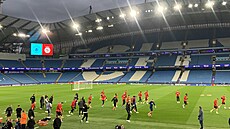 Fotbalisté Sparty vybíhají k tréninku p�ed zápasem Ligy mistr� na Manchesteru...