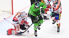 Roman Will (vlevo) kryje jednu z 27 st�el v utkání s Mladou Boleslaví.