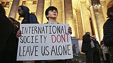 Tisíce lidí protestují p�ed budovou gruzínského parlamentu kv�li výsledk�m...