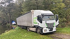 Kamion, jeho idi píli spoléhal na navigaci, nakonec uvázl na hrázi...