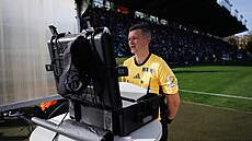 Rozhod�í Ladislav Sziksay zkoumá video a následn� píská penaltu pro Mladou...