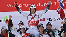 Nor Alexander Steen Olsen se raduje z vít�zsví ob�ího slalomu v Söldenu.