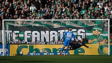 Patrik Vydra z Mladé Boleslavi prom��uje penaltu p�ed kotlem Bohemians.
