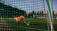 Branká� Mladé Boleslavi Matou� Trmal vyrá�í mí� p�ed sebe.