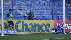 Úto�ník Liberce �ubomír Tupta prom��uje penaltu, v brán� Milan He�a ze Slovácka.