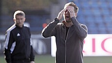 Liberecký trenér Radoslav Ková� reaguje na pr�b�h utkání se Slováckem.
