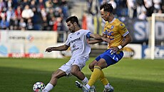 Kapitán Slovácka Michal Trávník si kryje mí� p�ed Romanem �erepkaiem z Teplic.