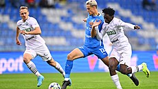 David Moses z Karviné dotírá na Vojtcha Stránského z Mladé Boleslavi.