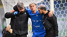 Zran�ný Luká� Ma�ek z Mladé Boleslavi opou�tí p�ed�asn� h�i�t�.