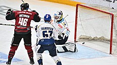 Spar�an Ond�ej Najman stíní p�ed brankou Kladna, obránce Dominik Ma�ín se...