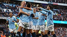 Fotbalisté Manchesteru City se radují z gólu Erlinga Haalanda v utkání proti...