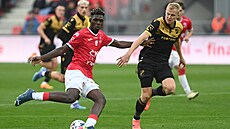 Pardubický Marzuq Yahaya se snaít pejít pes Michala Frydrycha z Baníku...