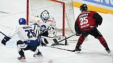 Kladenský branká Adam Brízgala vyráí betony zakonení Janiho Lajunena ze...