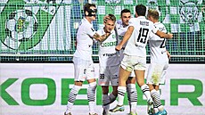 Fotbalisté Karviné slaví vyrovnávající gól v utkání s Mladou Boleslaví.