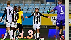 Situace po prvním gólu Hradce, uprosted Václav Míka z eských Budjovic a...