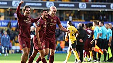 Fotbalisté Manchesteru City slaví vít�zný gól minutu p�ed koncem utkání s...