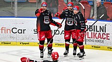 Hokejisté Hradce Králové slaví gól v utkání proti Vítkovicím.