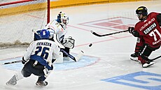 Sparan Vladimír Sobotka stelou z velké blízkosti stílí gól Kladnu.