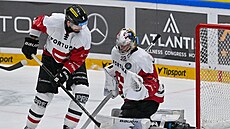 Michal Kempný ze Sparty pomáhá v klidu zakroit brankái Josefovi Koenáovi.
