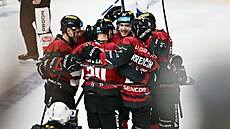Sparantí hokejisté se radují z gólu v utkání proti Kladnu.