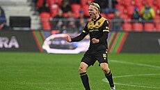 Matj ín z Baníku Ostrava se raduje ze vsteleného gólu Pardubicím.