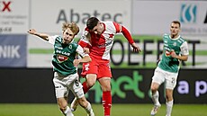 Jablonecký Michal Beran v hlavi�kovém souboji s Christosem Zafeirisem ze Slavie.