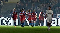 Fotbalisté Plzn� se radují ze vst�eleného gólu Spart�.