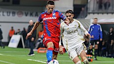 Spar�anský Albion Rrahmani stíhá protihrá�e z Plzn�.